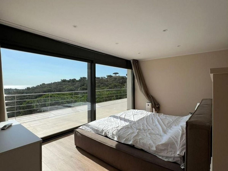 Современный дом с видом на море в Сант-Фелиу-де-Гишольс, Коста-Брава. Фото:  38