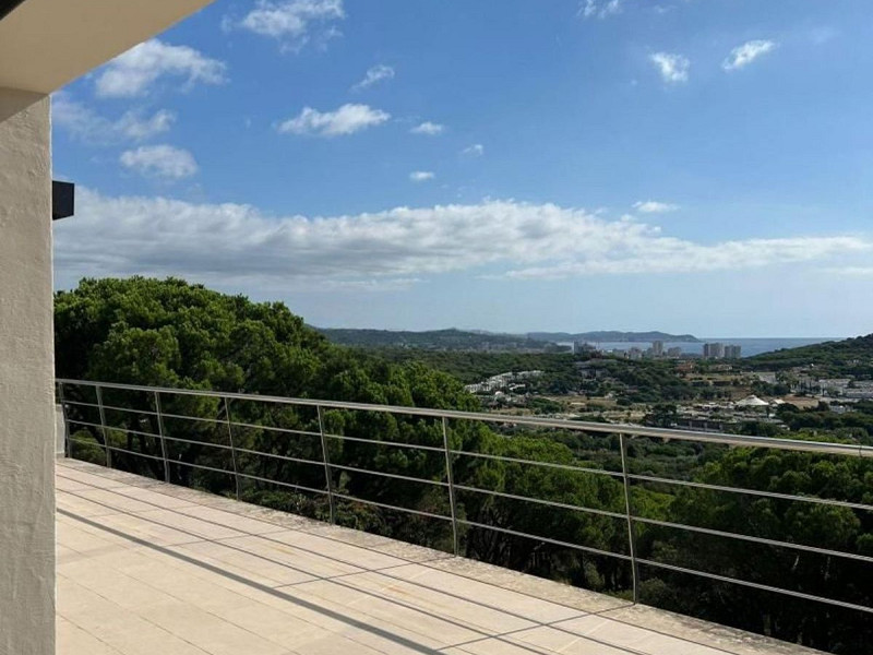 Современный дом с видом на море в Сант-Фелиу-де-Гишольс, Коста-Брава. Фото:  41