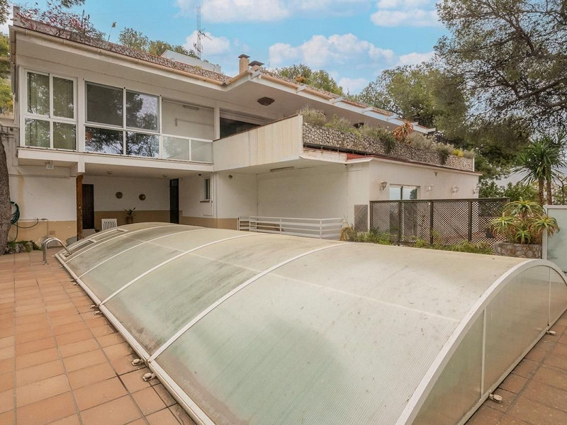 Exclusive villa with sea views and pool in Bellamar, Castelldefels