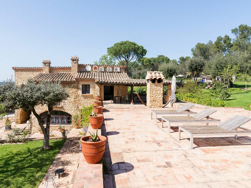 Magnificent old stone mansion in the picturesque mountainous area of Vulpellac in the province of Girona. Photo:  9