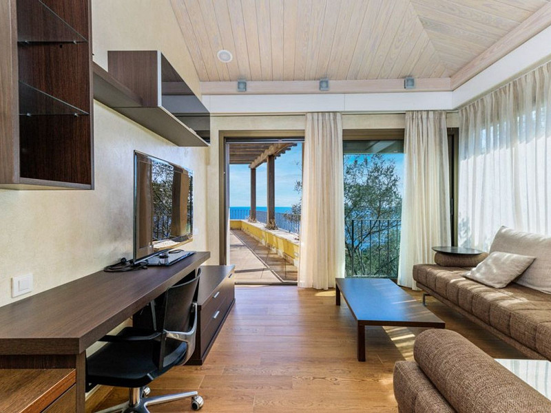 Luxury villa with sea views in Punta Brava, Sant Feliu de Guíxols. Photo:  30