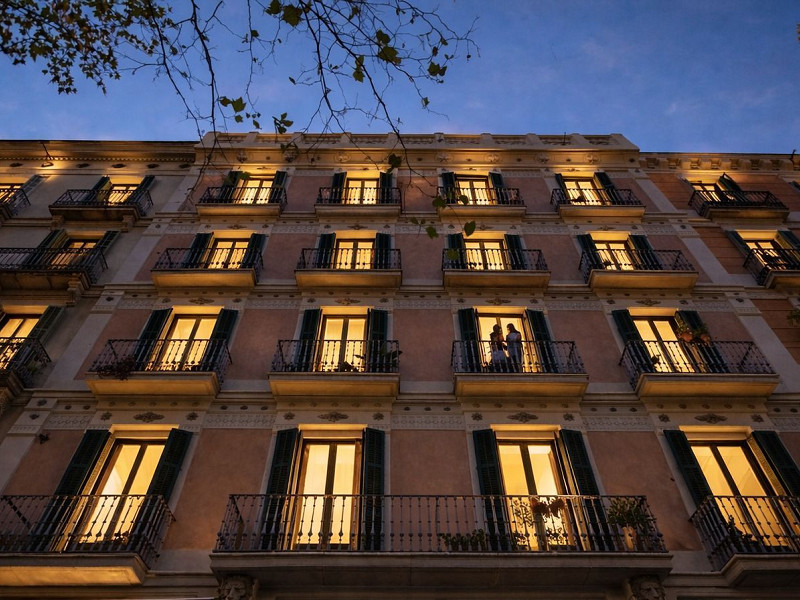 Renovated apartment with gallery and high ceilings near Arc de Triomf, Barcelona