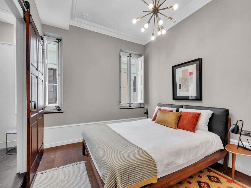 Renovated apartment with gallery and high ceilings near Arc de Triomf, Barcelona. Photo:  11