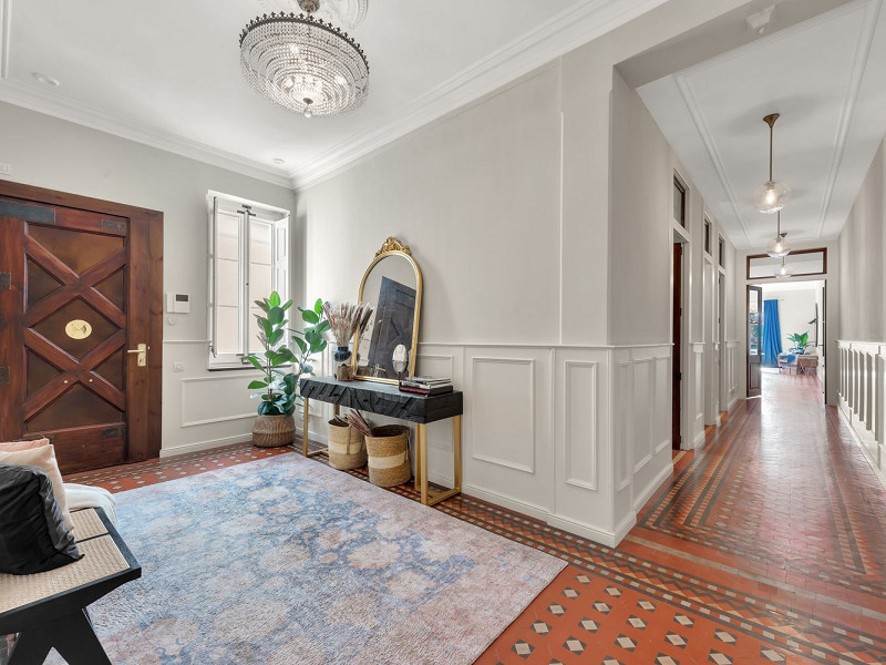 Renovated apartment with gallery and high ceilings near Arc de Triomf, Barcelona. Photo:  12