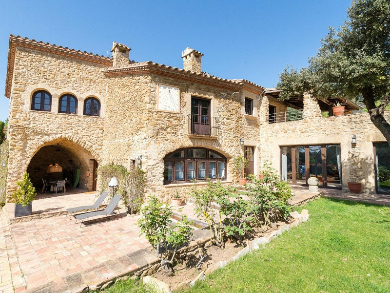 Magnificent old stone mansion in the picturesque mountainous area of Vulpellac in the province of Girona. Photo:  1