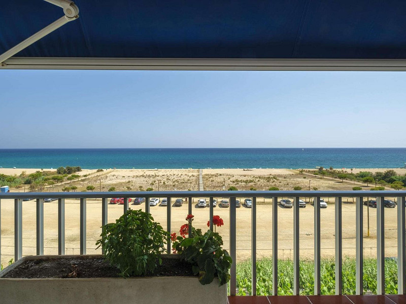 Bright Seafront Apartment in Arenys de Mar, Costa Maresme. Photo:  18