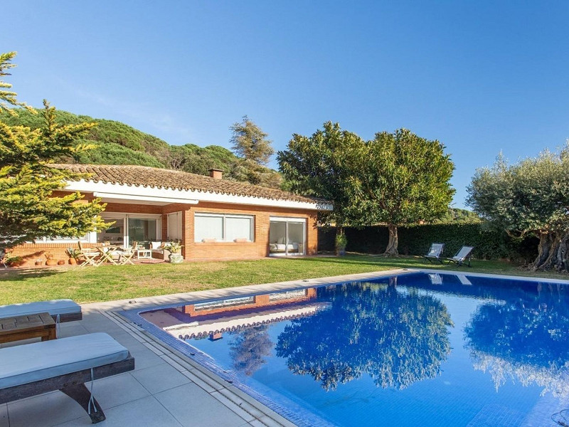 Luxury Single-Storey Home with Pool in Sant Vicenc de Montalt, Barcelona