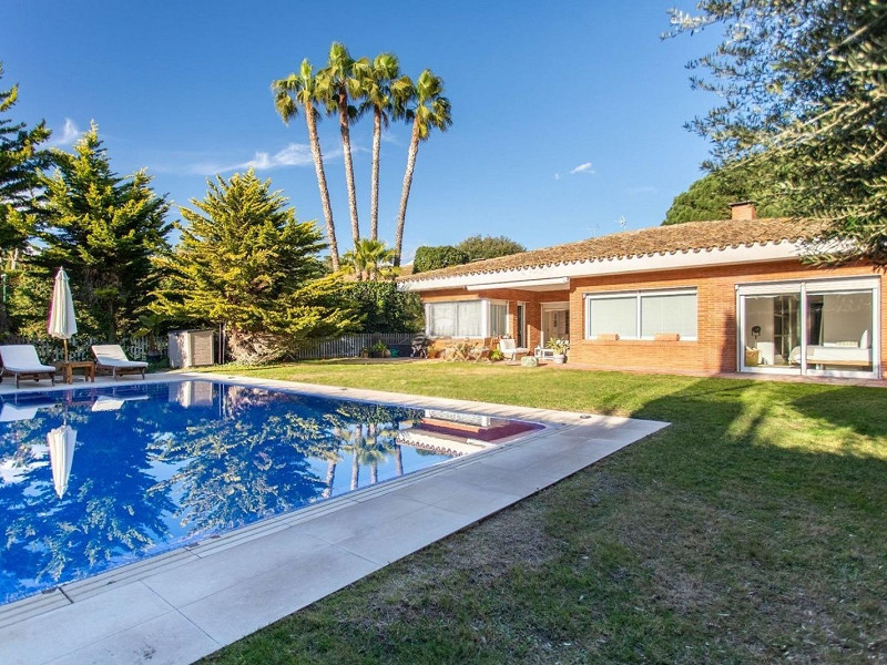 Luxury Single-Storey Home with Pool in Sant Vicenc de Montalt, Barcelona. Photo:  2