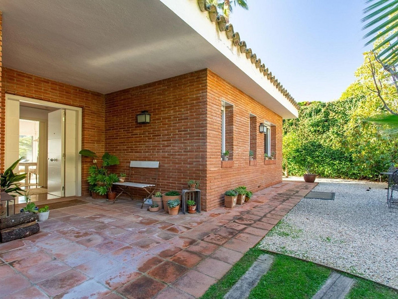 Luxury Single-Storey Home with Pool in Sant Vicenc de Montalt, Barcelona. Photo:  44