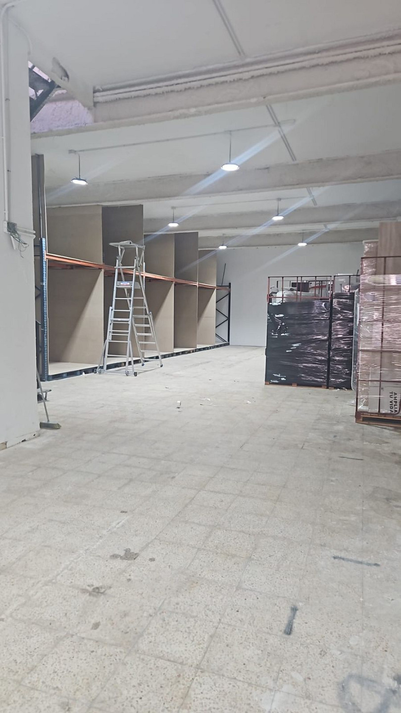 Коммерческое помещение большой площади в Сабаделе, Барселона