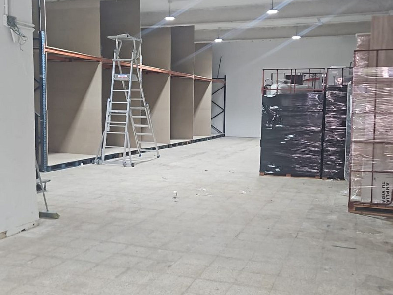 Коммерческое помещение большой площади в Сабаделе, Барселона