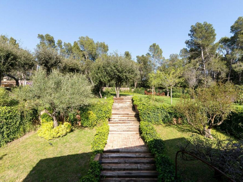 Magnificent old stone mansion in the picturesque mountainous area of Vulpellac in the province of Girona. Photo:  14