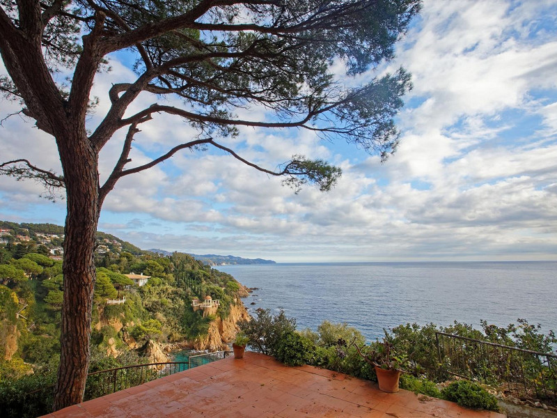 Exclusive seafront villa in Cala Sa Forcanera, Blanes. Photo:  46