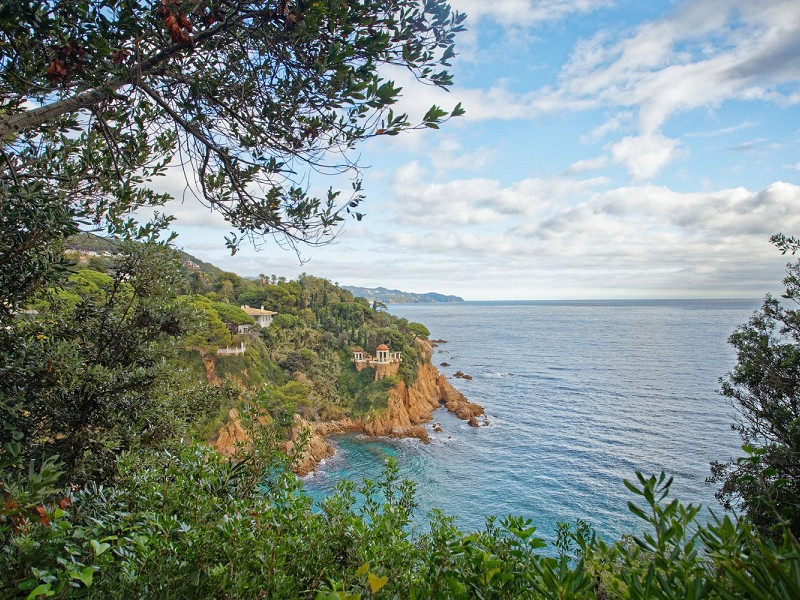 Exclusive seafront villa in Cala Sa Forcanera, Blanes. Photo:  48