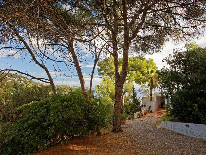 Exclusive seafront villa in Cala Sa Forcanera, Blanes. Photo:  51