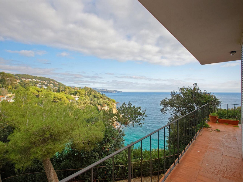 Exclusive seafront villa in Cala Sa Forcanera, Blanes. Photo:  52
