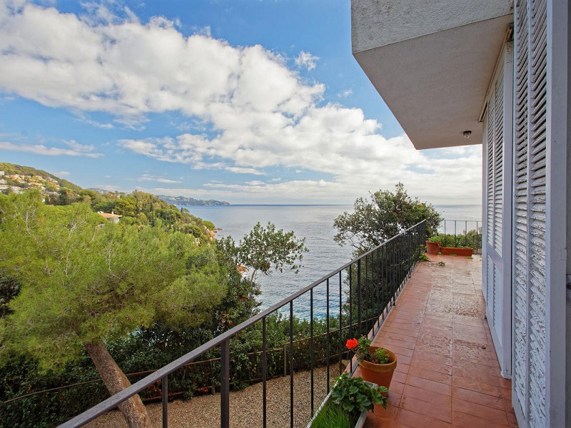 Exclusive seafront villa in Cala Sa Forcanera, Blanes. Photo:  53