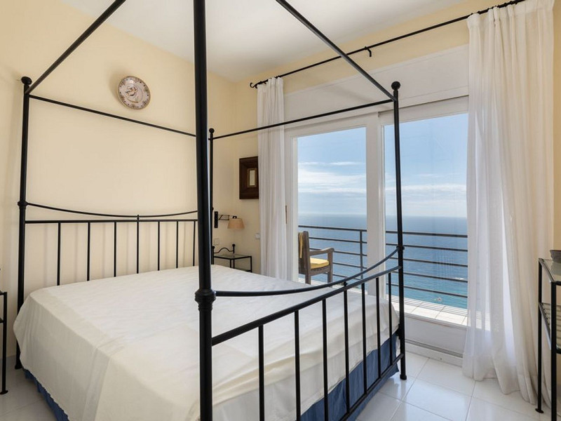 Charming sea-view villa in Cala Sant Francesc, Blanes. Photo:  23
