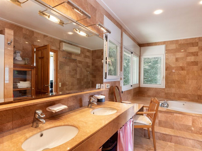 Charming sea-view villa in Cala Sant Francesc, Blanes. Photo:  25