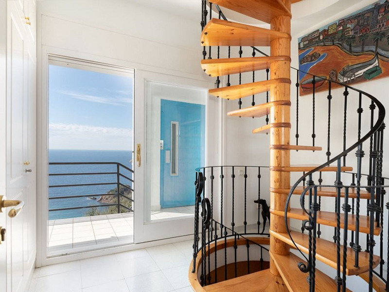 Charming sea-view villa in Cala Sant Francesc, Blanes. Photo:  26