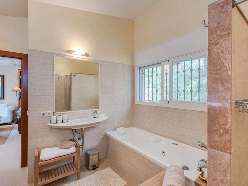 Charming sea-view villa in Cala Sant Francesc, Blanes. Photo:  28