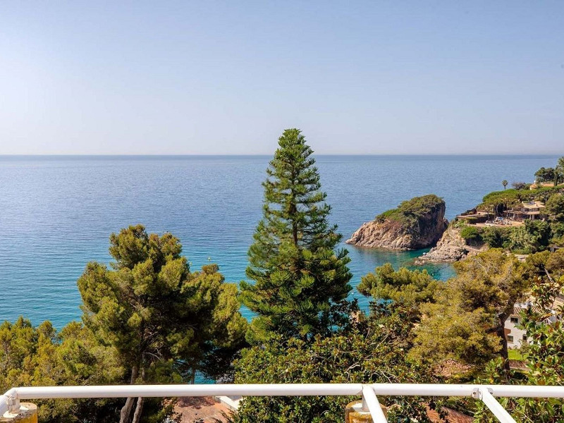 Spectacular three-level sea-view home in Cala Sant Francesc, Blanes. Photo:  22