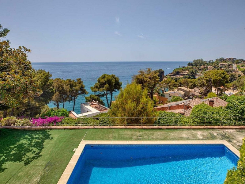 Spectacular three-level sea-view home in Cala Sant Francesc, Blanes. Photo:  23