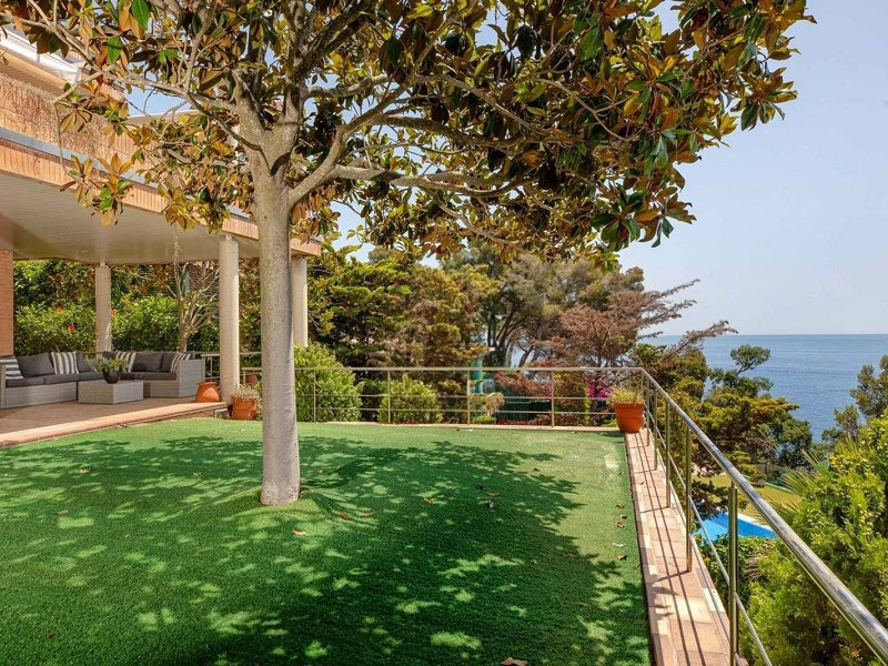Spectacular three-level sea-view home in Cala Sant Francesc, Blanes. Photo:  24