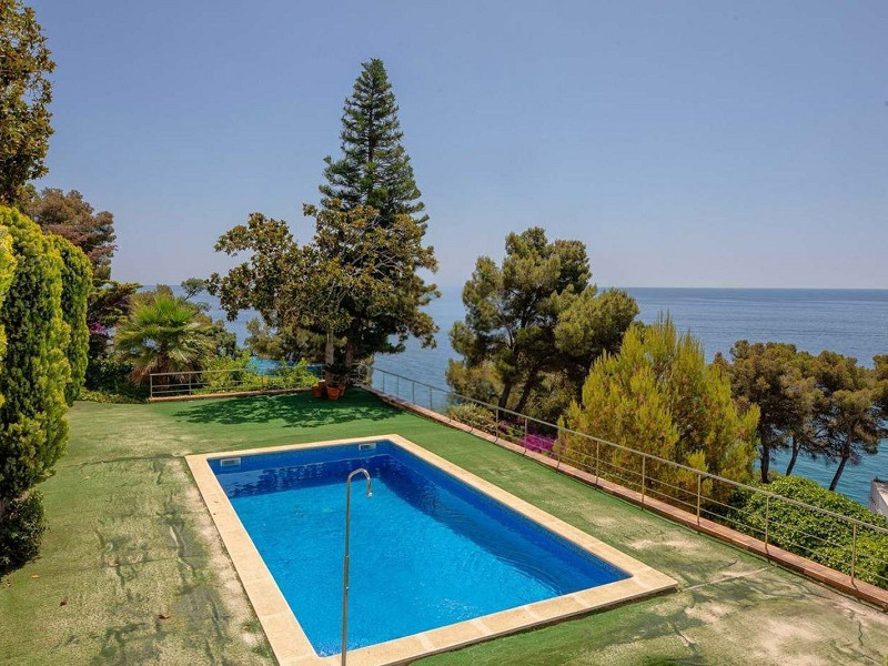 Spectacular three-level sea-view home in Cala Sant Francesc, Blanes. Photo:  25