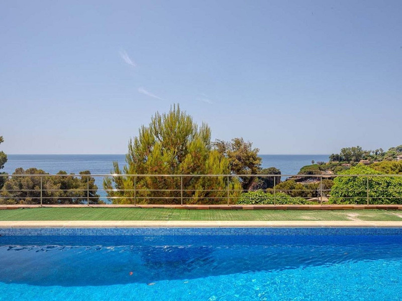 Spectacular three-level sea-view home in Cala Sant Francesc, Blanes. Photo:  26