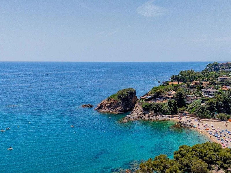 Spectacular three-level sea-view home in Cala Sant Francesc, Blanes. Photo:  28
