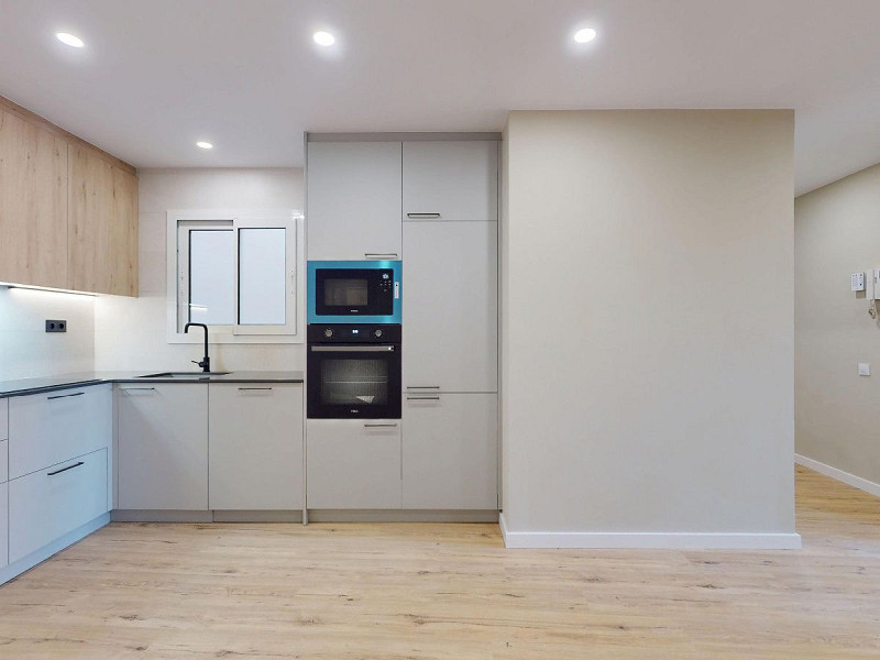 Piso alto con dos orientaciones y balcones en Sants, Barcelona. Foto:  6