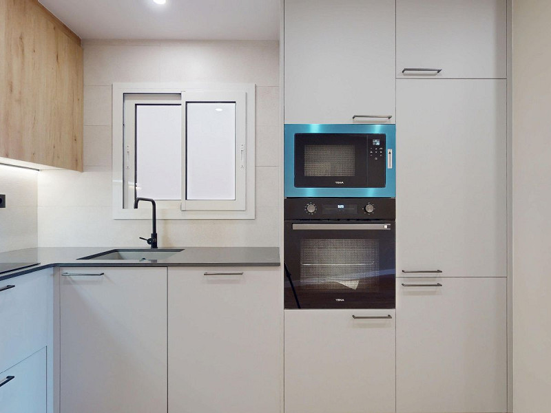 Piso alto con dos orientaciones y balcones en Sants, Barcelona. Foto:  7