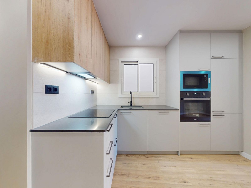 Piso alto con dos orientaciones y balcones en Sants, Barcelona. Foto:  9