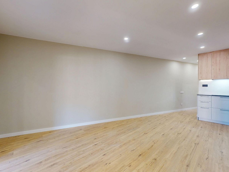 Piso alto con dos orientaciones y balcones en Sants, Barcelona. Foto:  10