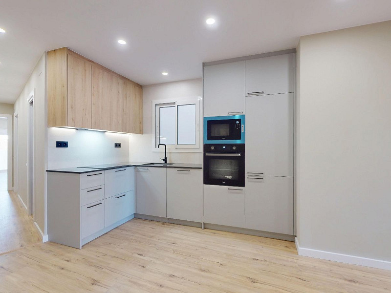 Piso alto con dos orientaciones y balcones en Sants, Barcelona. Foto:  11