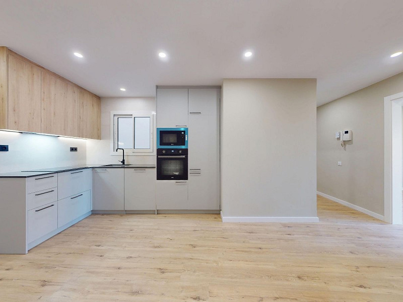 Piso alto con dos orientaciones y balcones en Sants, Barcelona. Foto:  12