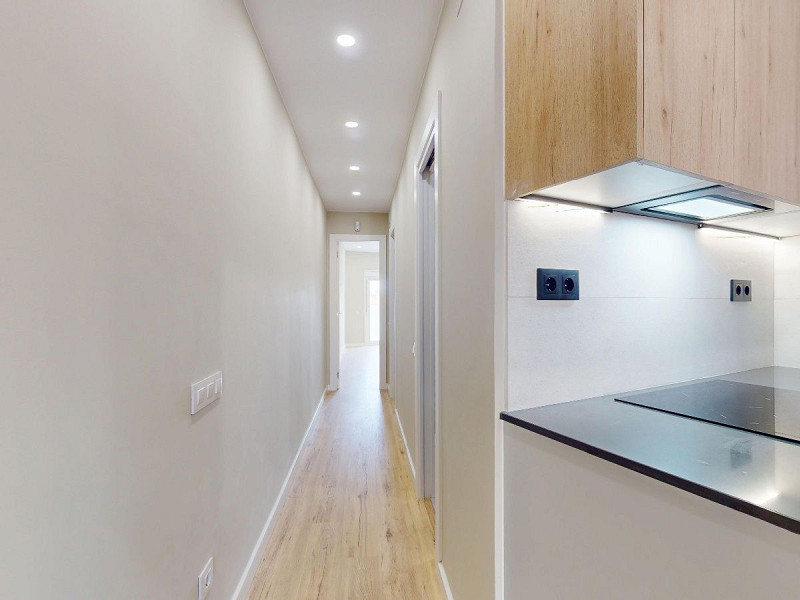 Piso alto con dos orientaciones y balcones en Sants, Barcelona. Foto:  13