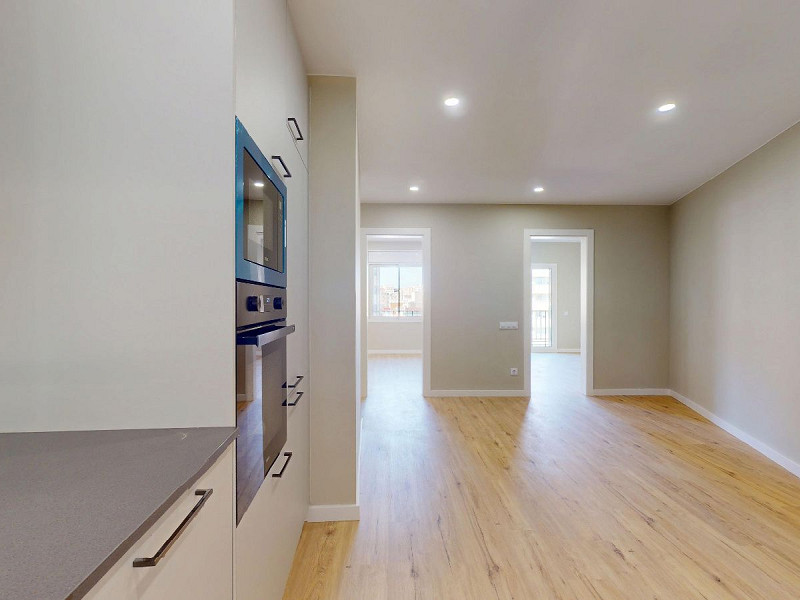 Piso alto con dos orientaciones y balcones en Sants, Barcelona. Foto:  15