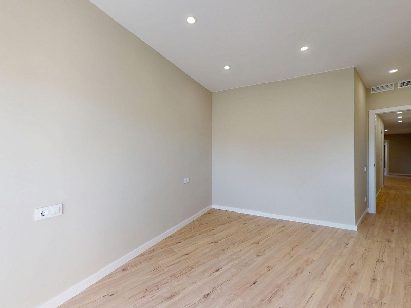 Piso alto con dos orientaciones y balcones en Sants, Barcelona. Foto:  17