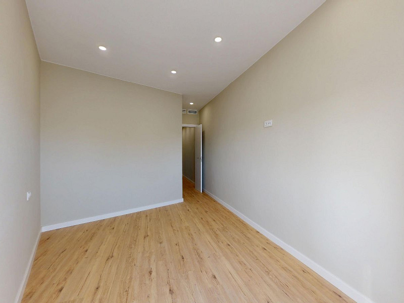 Piso alto con dos orientaciones y balcones en Sants, Barcelona. Foto:  18