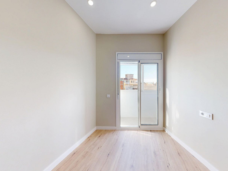 Piso alto con dos orientaciones y balcones en Sants, Barcelona. Foto:  19