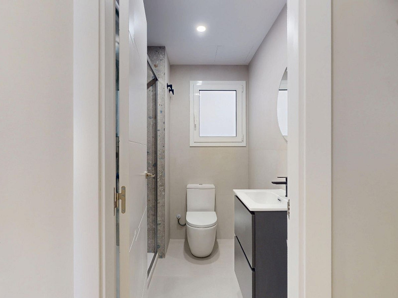 Piso alto con dos orientaciones y balcones en Sants, Barcelona. Foto:  20