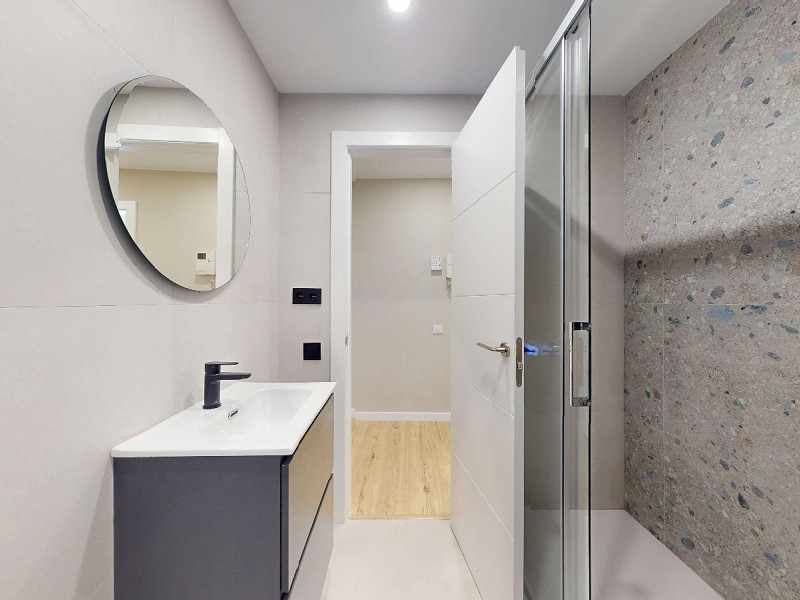 Piso alto con dos orientaciones y balcones en Sants, Barcelona. Foto:  21