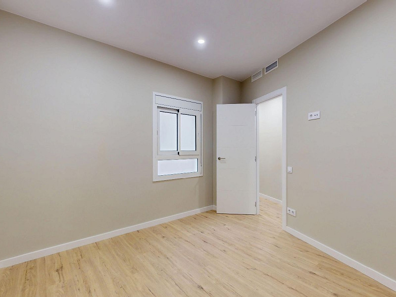 Piso alto con dos orientaciones y balcones en Sants, Barcelona. Foto:  22