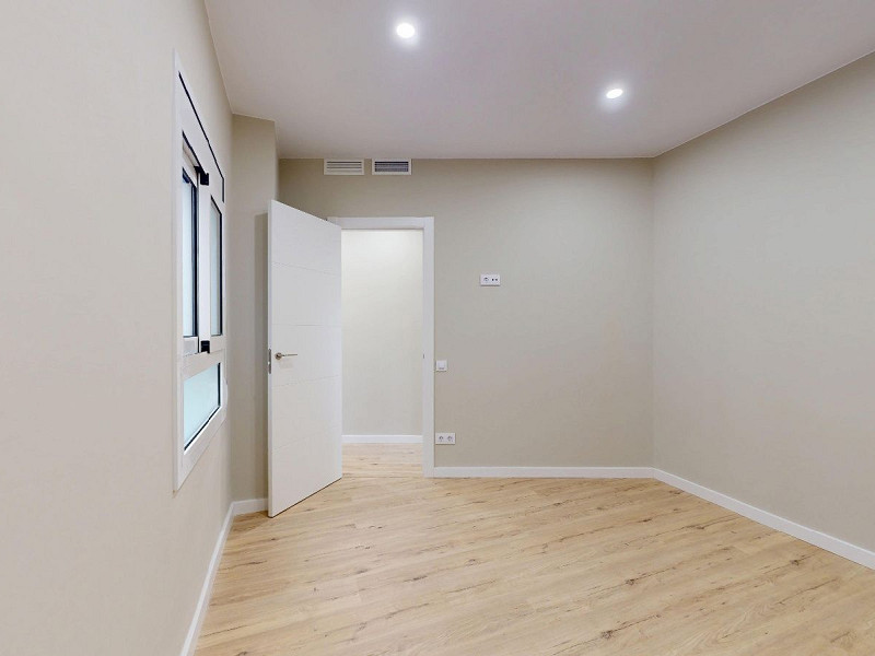 Piso alto con dos orientaciones y balcones en Sants, Barcelona. Foto:  23