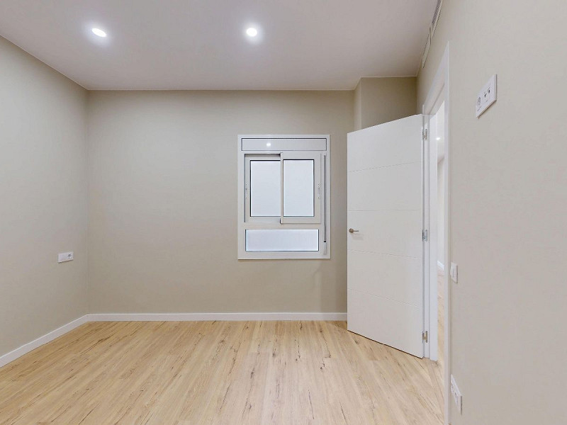 Piso alto con dos orientaciones y balcones en Sants, Barcelona. Foto:  24