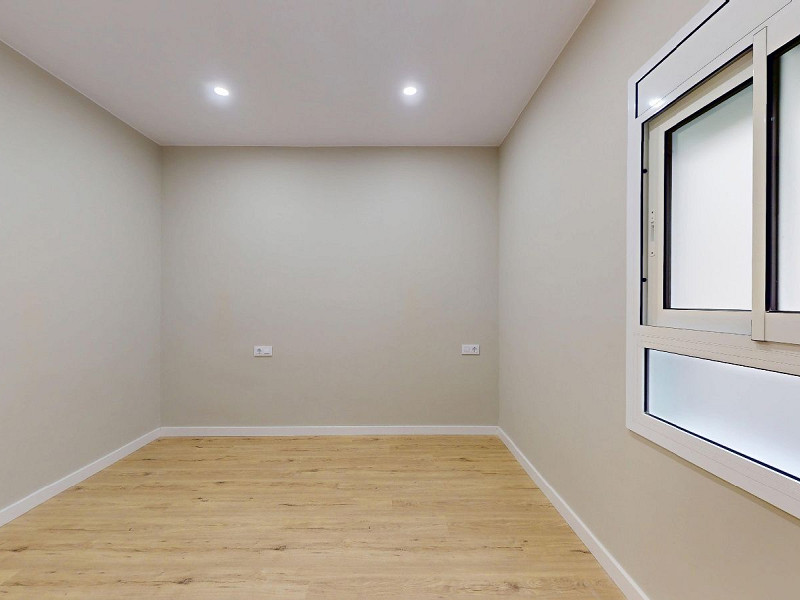 Piso alto con dos orientaciones y balcones en Sants, Barcelona. Foto:  25