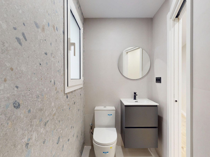 Piso alto con dos orientaciones y balcones en Sants, Barcelona. Foto:  26