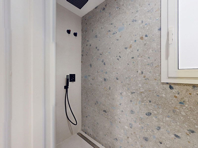 Piso alto con dos orientaciones y balcones en Sants, Barcelona. Foto:  27